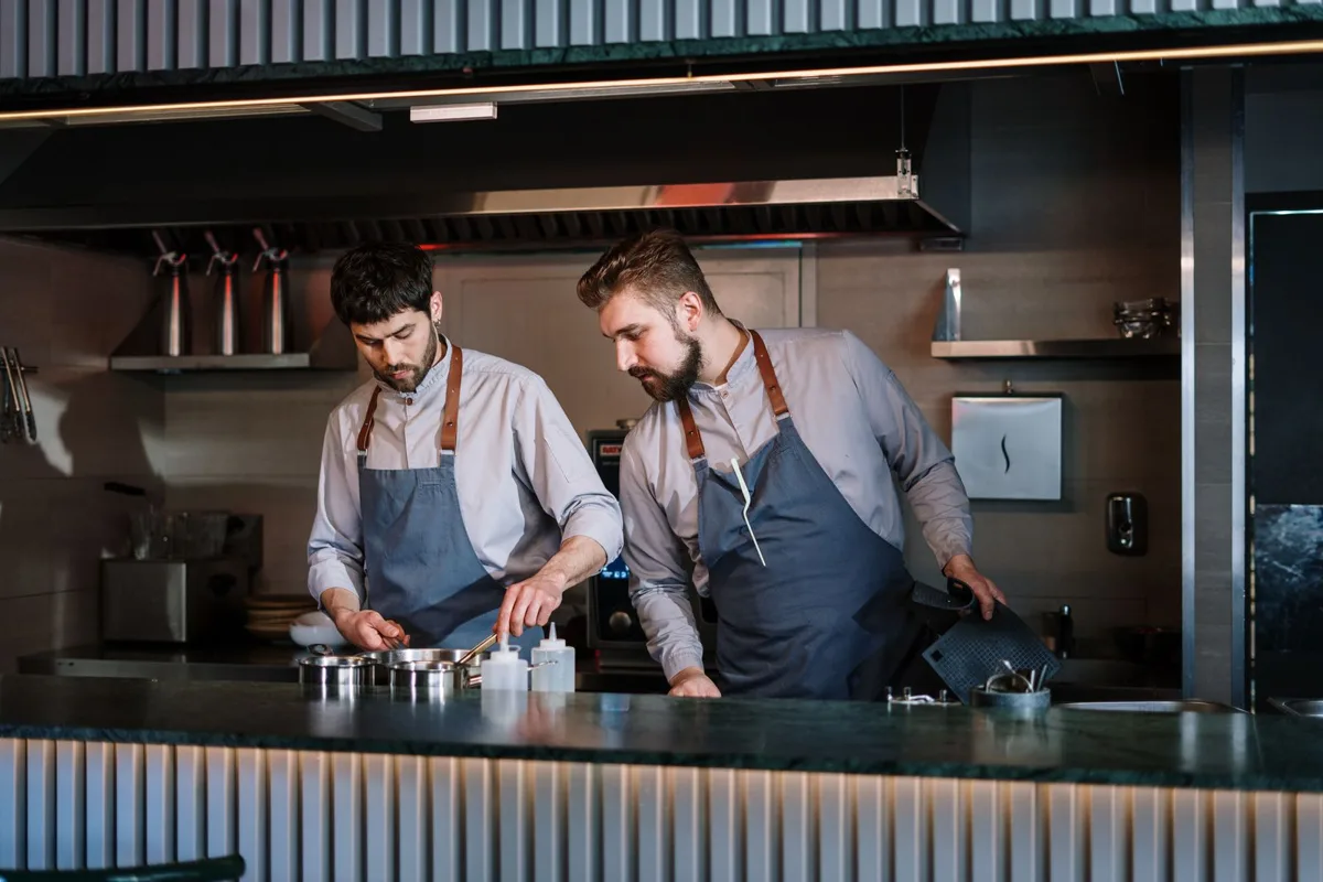 Vincent et Bastien derrière le comptoir
