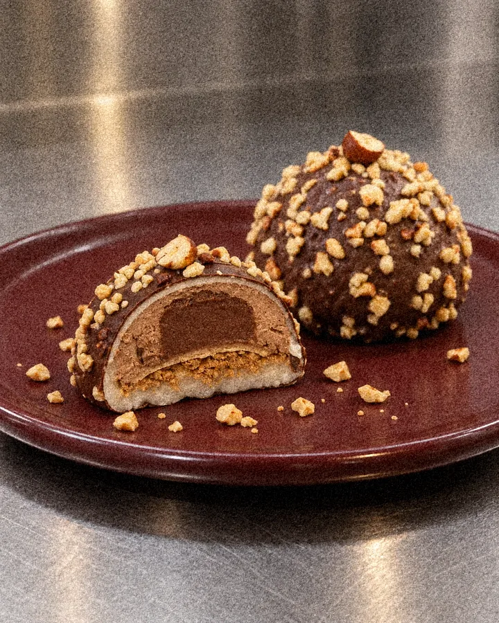Mochi chocolat coupé en deux