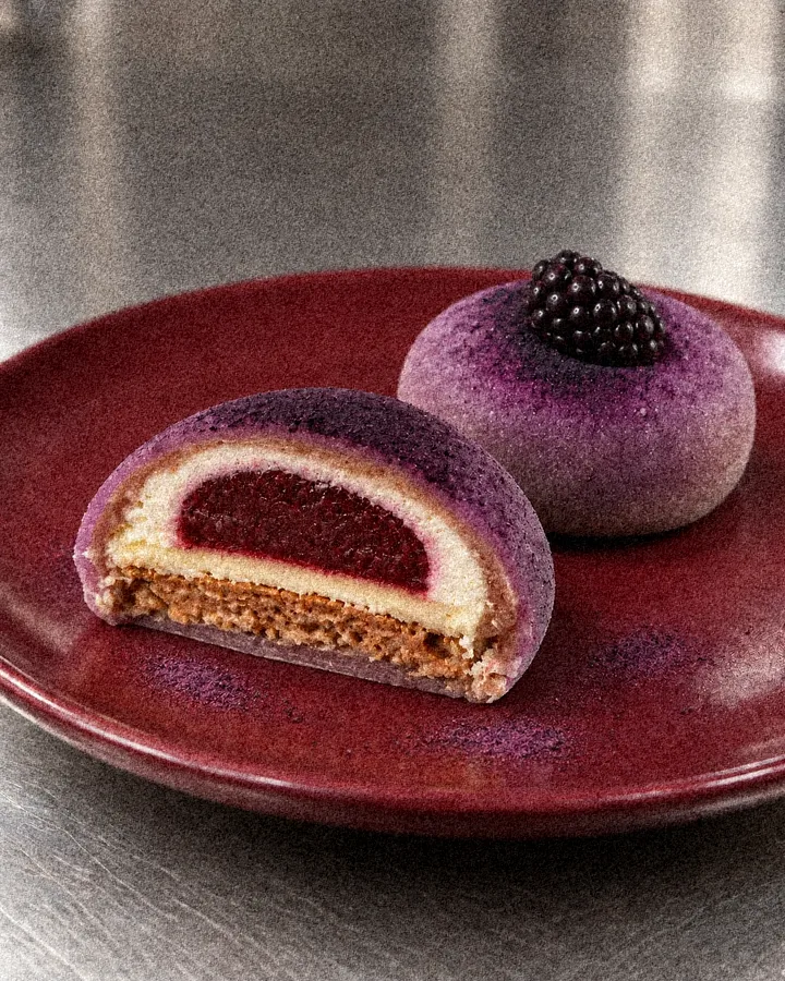Mochi fruits rouges coupé en deux