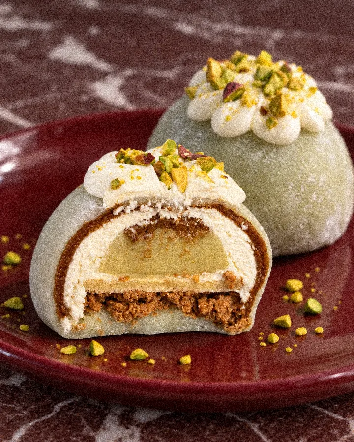 Mochi pistache coupé en deux