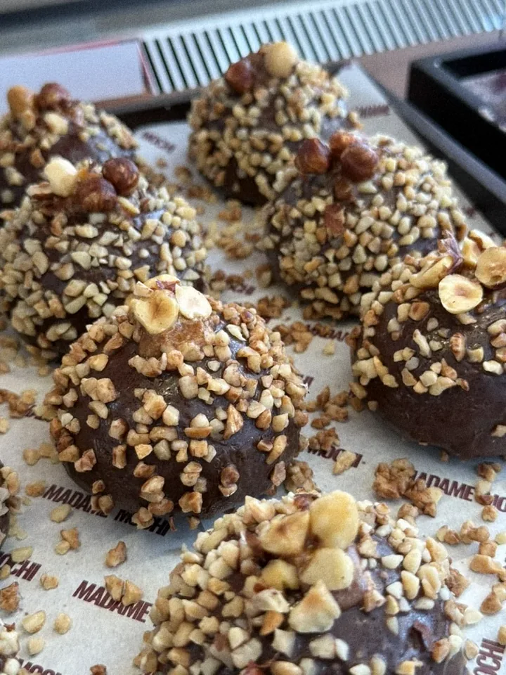 Mochis chocolat aux noisettes sur leur plateau