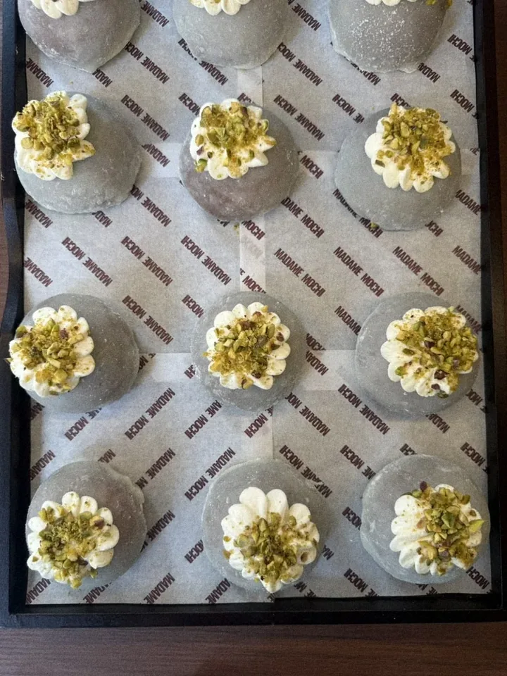 Un plateau de mochis pistache, vu du dessus