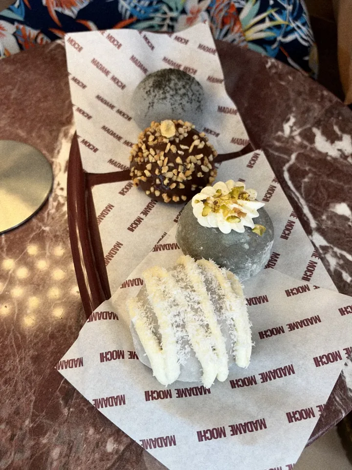 Quatre mochis sur une table en marbre de la boutique