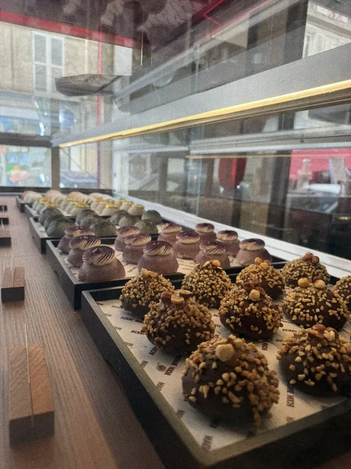 La vitrine de la boutique, les plateaux de mochis en rangées